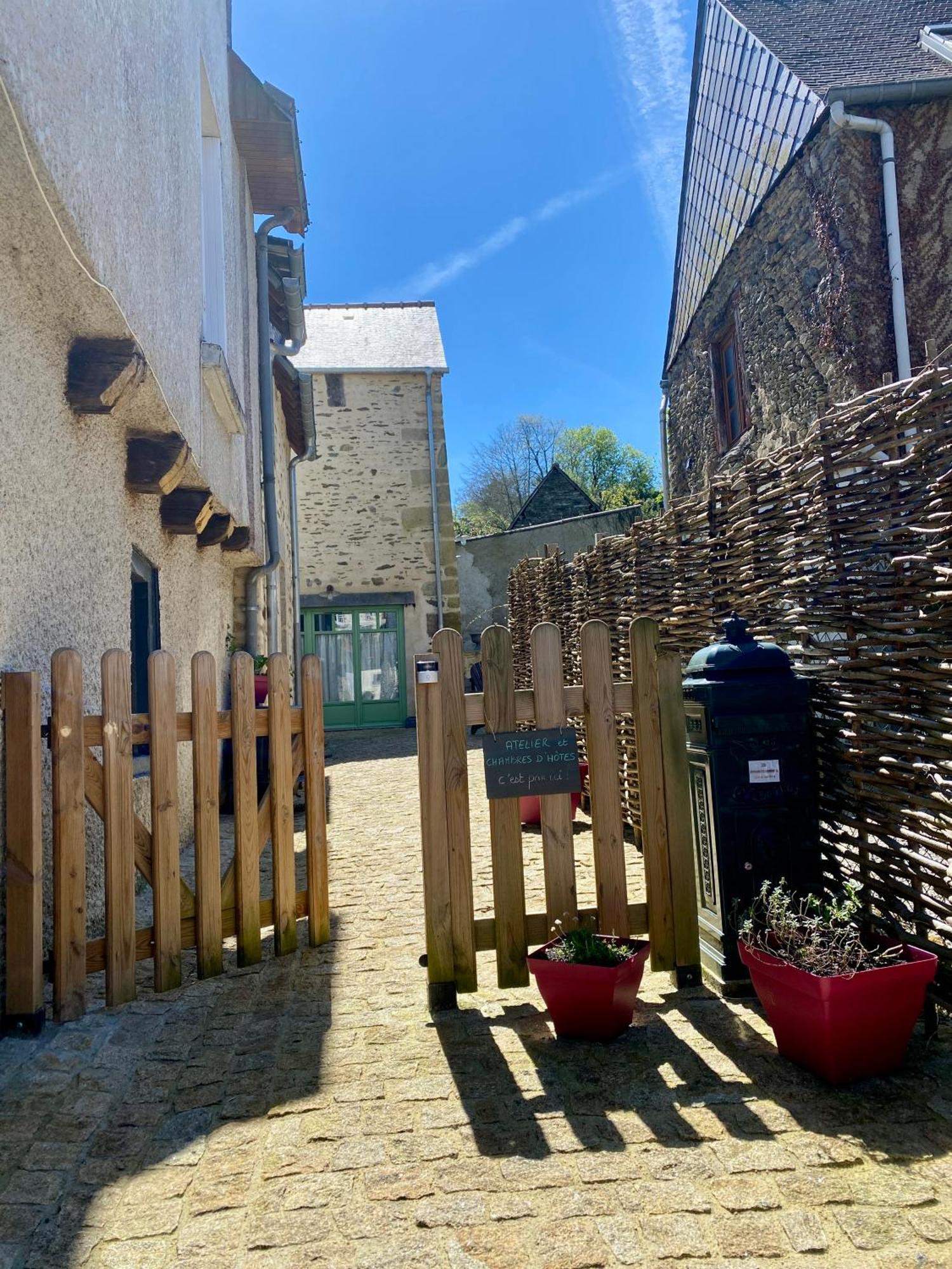 Une Nuit Chez Une Artisane Josselin Exterior photo